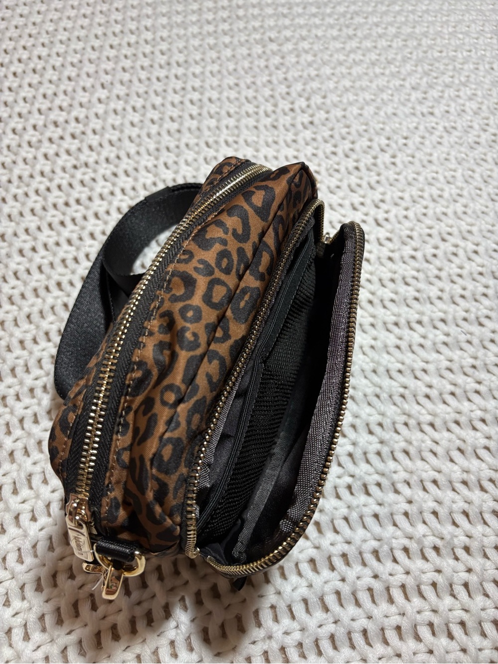 (NWT) RARE! lululemon leopardo everywhere crossbody bag *metal hardware - Picture 8 of 11